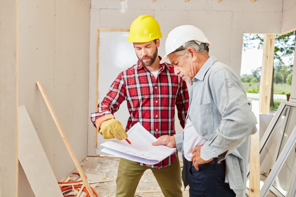 Senior unterhält sich mit einem Architekten.