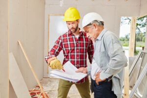 Senior unterhält sich mit einem Architekten.