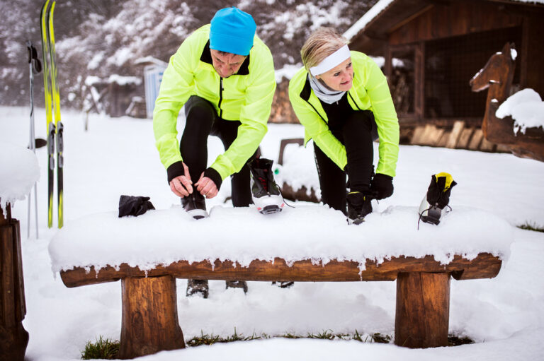 Ein älteres Skifahrer-Paar bei der Abfahrt.