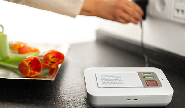 Der Smart Hub wird an eine freie Steckdose angeschlossen.