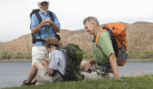 3 Generationen wandern und machen eine Rast.