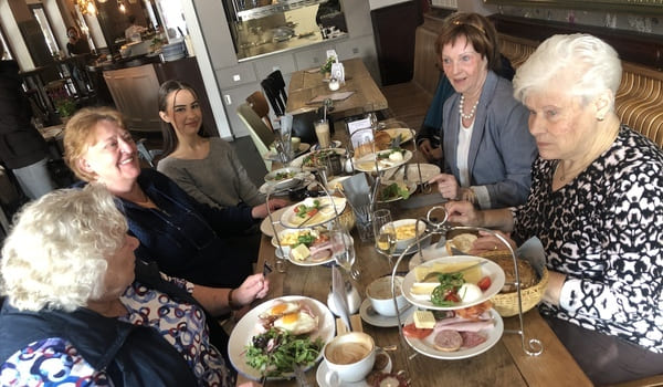 Seniorinnen essen nach einem erlebnisreichen Ausflug.