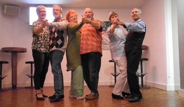 3 Seniorenpaare tanzen in einer Tanzschule.