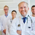 Ein Ärzteteam lächelt in die Kamera