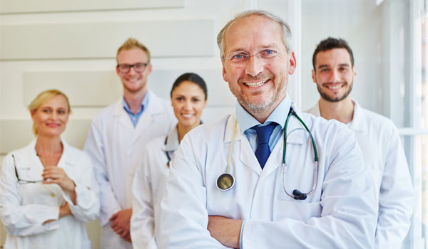 Ein Ärzteteam lächelt in die Kamera