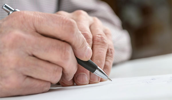 Eine Frau stellt einen Antrag auf Entlastung.