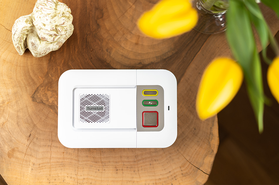 Der Smart Hub Hausnotruf von ProVita auf einem Holztisch.