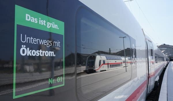 Ein ICE mit der Aufschrift: Unterwegs mit Ökostrom.