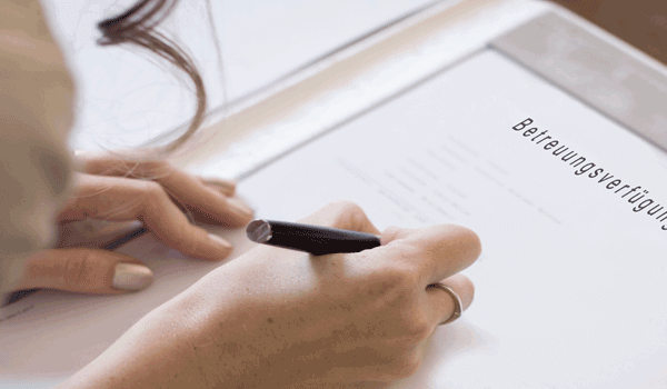 Eine Frau verfasst eine Betreuungsverfügung.