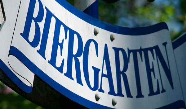 Biergarten Eingangsschild.