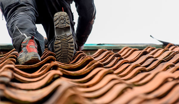 Ein Dachdecker auf dem Dach.