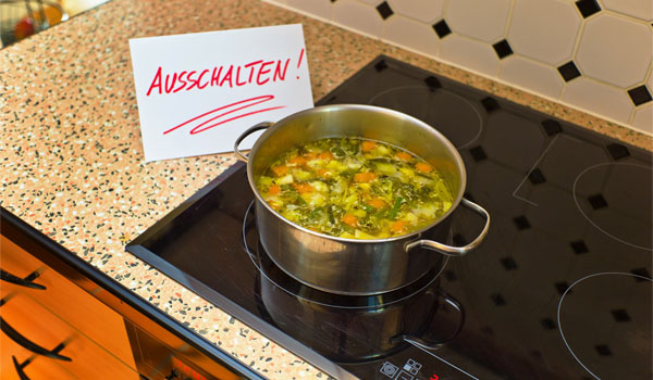 Ein Schild mit der Aufschrift "Abschalten", soll einen Demenzkranken erinnern, die Suppe am Herd abzustellen. 
