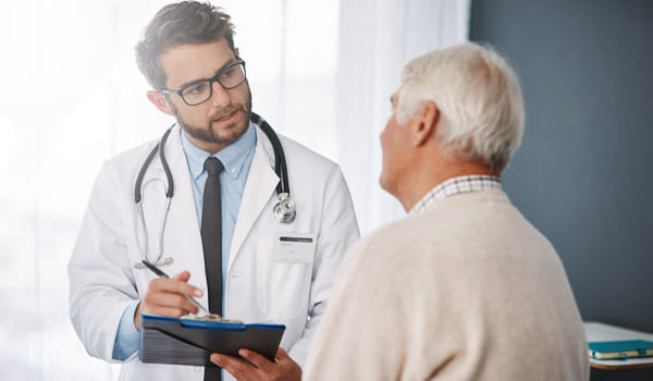 Ein Arzt unterhält sich mit einem Patienten.