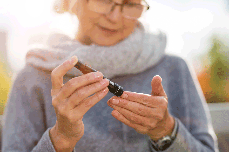 Eine Seniorin überprüft ihren Blutzuckerspiegel.