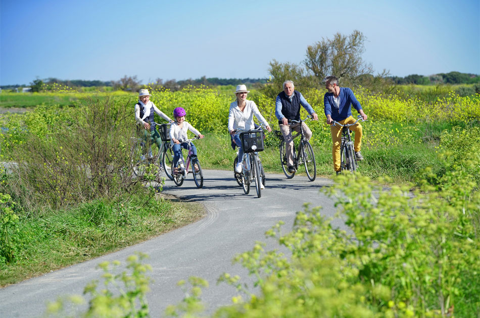 Familie mit dem Fahrrad unterwegs.