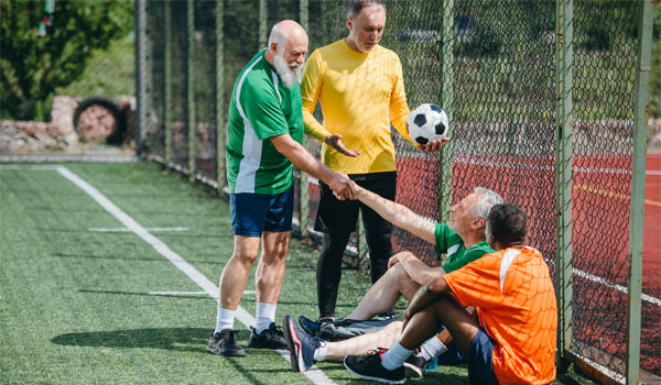 Senioren beim Fußball spielen.