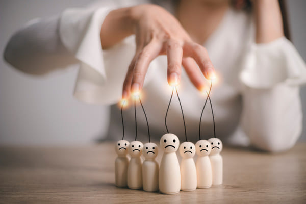 Eine Frau Manipuliert eine Gruppe von kleinen Jolzpuppen.