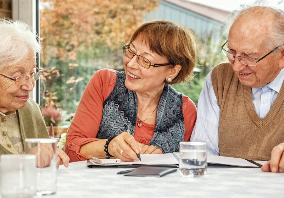 Die Tochter kümmert sich zusammen mit ihren Eltern um die Anträge bei der Pflegekasse.