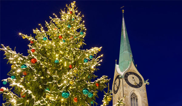 Kirchenturm und Weihnachtsbaum