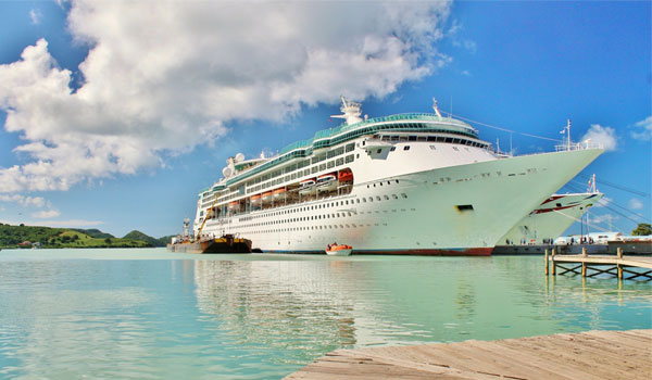 Ein Kreuzfahrtschiff vor Anker in der Karibik.