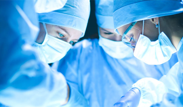 Ärzte bei einer Operation.