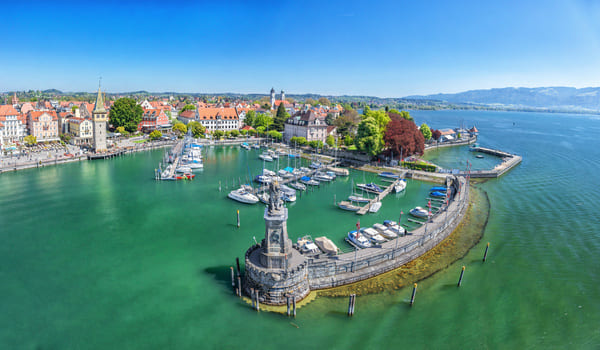 Die von Wasser umgebene Altstadt von Lindau am Bodensee