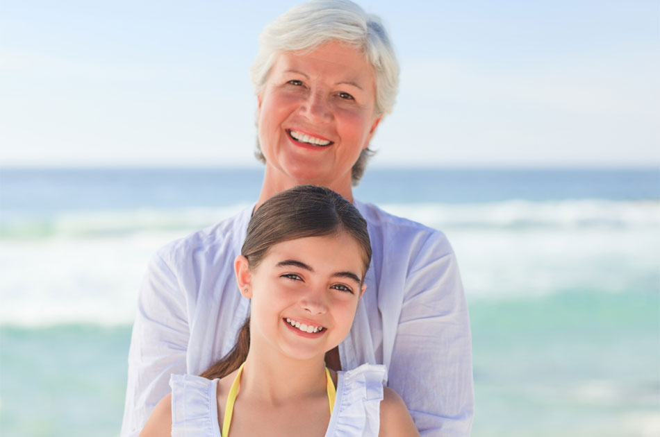 Oma mit Enkelin im Urlaub