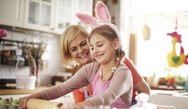 Großmutter backt zusammen mit der Enkelin.