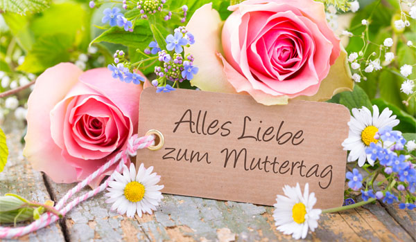 Grußkarte und Blumen zum Muttertag