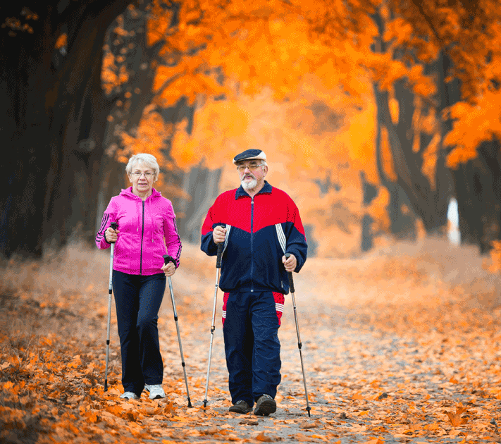 Ein Seniorenpaar beim Nordic Walking.
