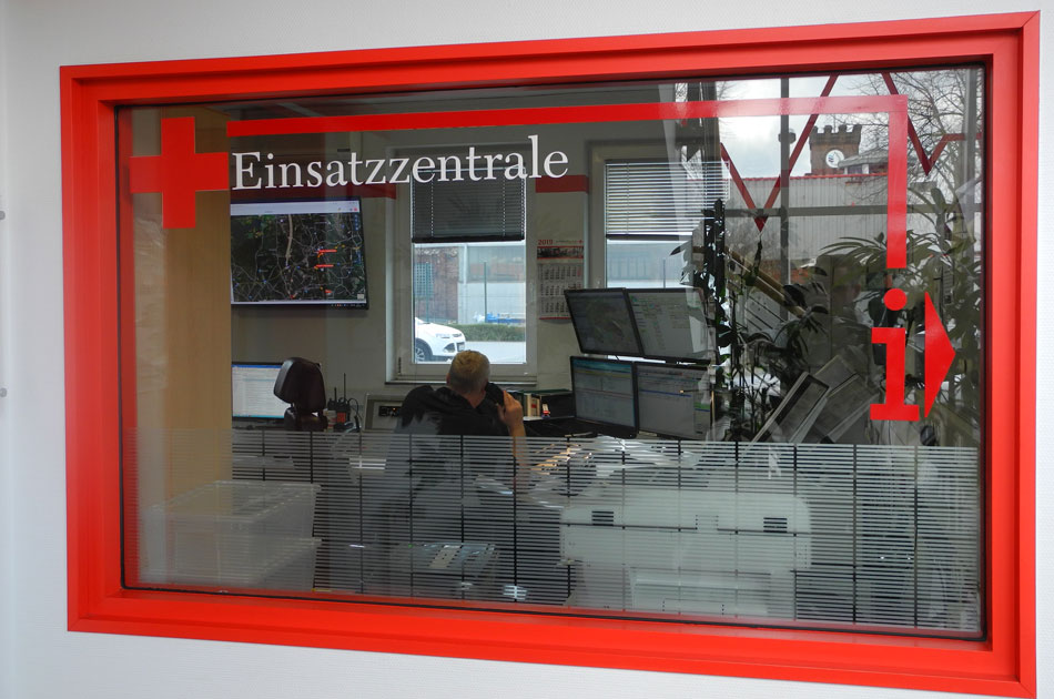 Blick durch ein Fenster in die Notrufzentrale der ProVita.