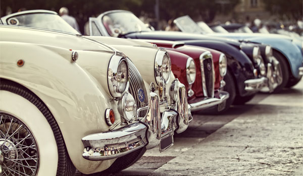 Oldtimer in einer Reihe