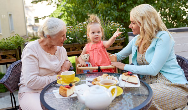 Mutter mit Tochter und Großmutter in einem Straßencafe.