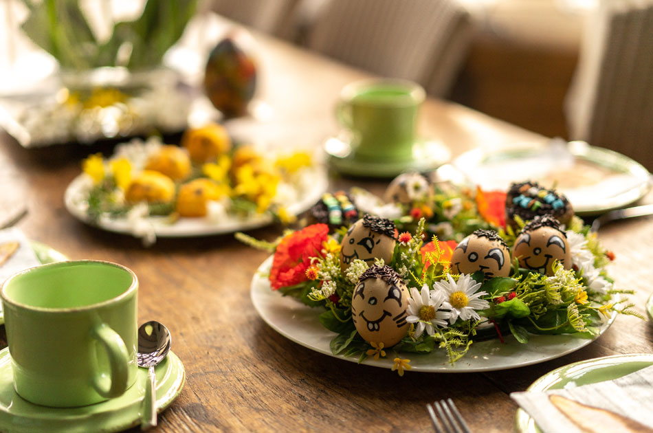 Ein gedeckter Osterbrunch Tisch.