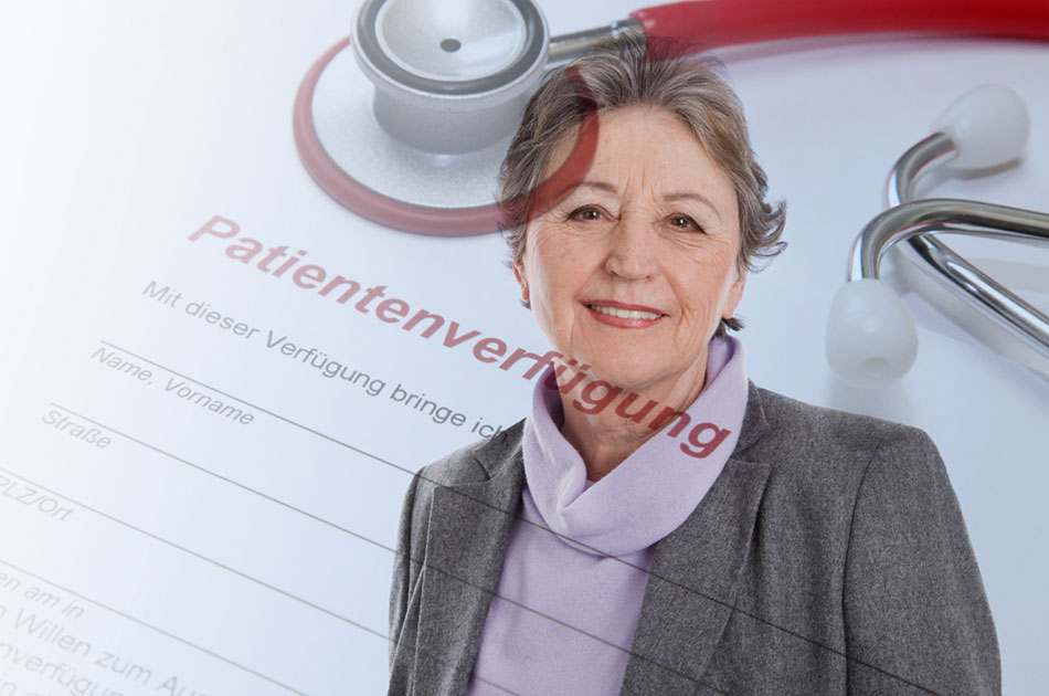 Zufriden, dreinblickende Seniorin. Im Hintergrund ist eine Patientenverfügung sichtbar.