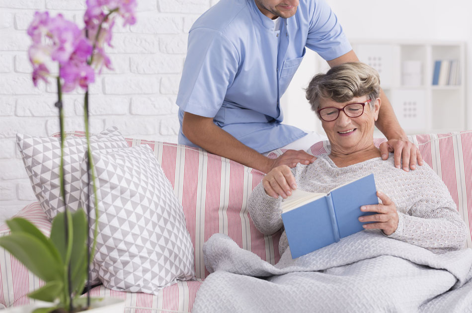 Sohn pflegt Mutter zuhause