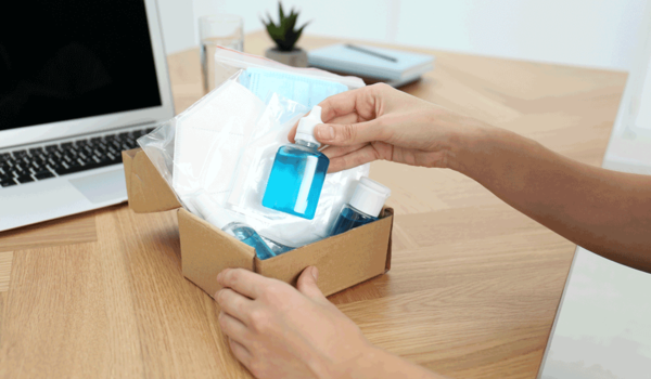 Eine gelieferte Pflegebox wird ausgepackt.