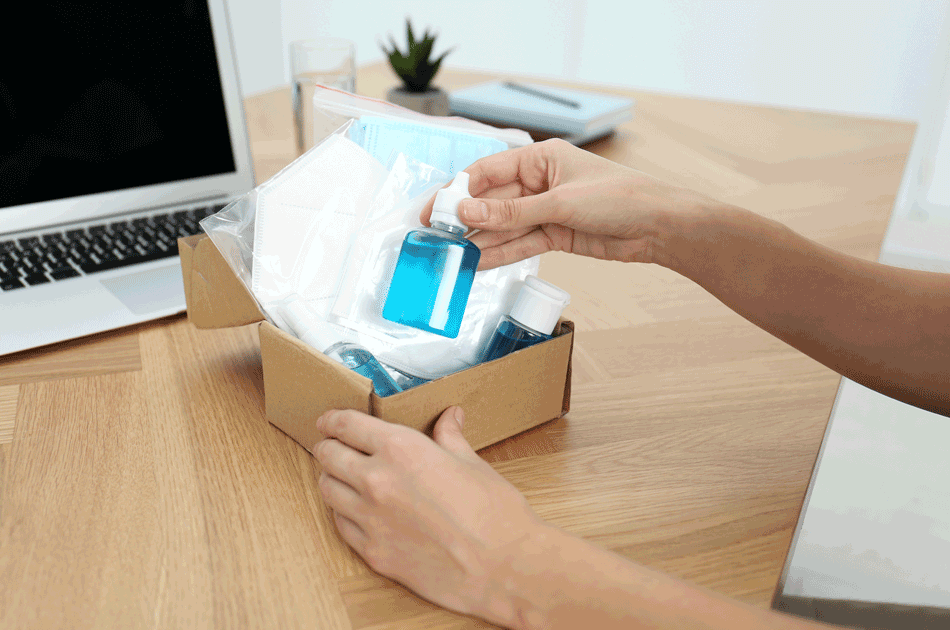 Ein Pflegebox wird auf einem Schreibtisch geöffnet.