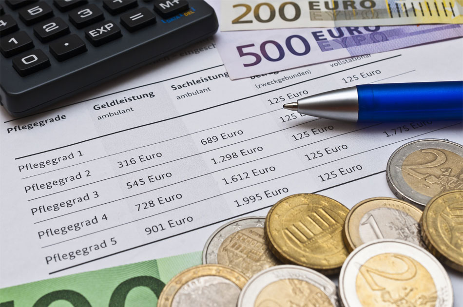 Formular Pflegegeld. was steht einem bei welchem Pflegegrad zu. Daneben taschenrechner und Geld.