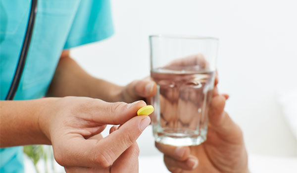 Pfleger übergibt Tablette