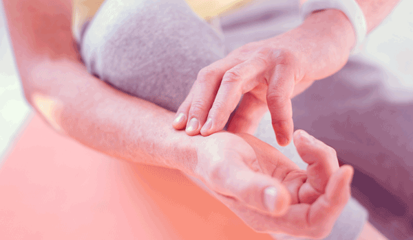 Pulsmessung mit den Fingern am Handgelenk.