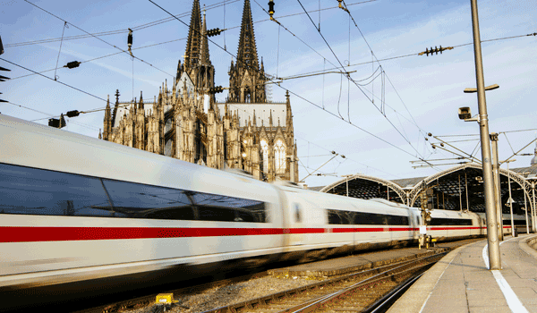 Ein ICE verlässt den Kölner Hauptbahnhof. Im Hintergrund ist der Kölner Dom zu sehen.