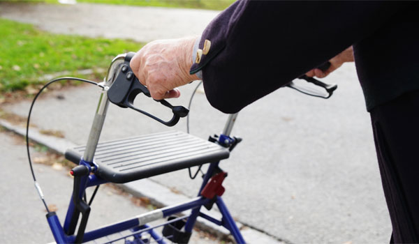 Ein Senior unterwegs mit seinem Rollator.
