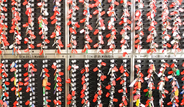 6 Schlüsselkästchen in einer Notrufzentrale, die alle mit Schlüsseln belegt sind.
