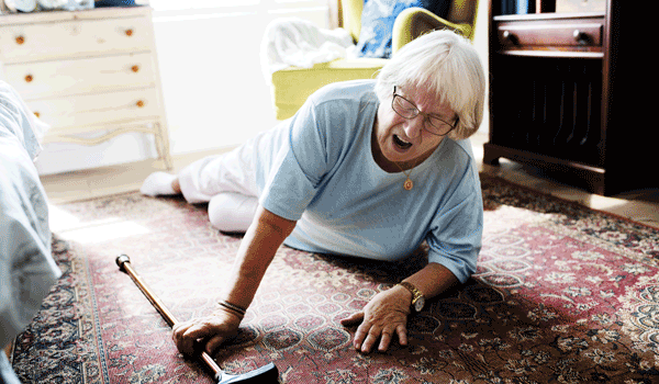 Eine fRau liegt in ihrer Wohnung am Boden und ruft nach Hilfe.