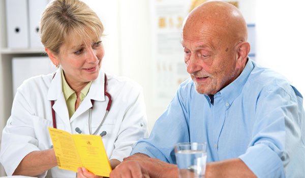 Ärztin und Patient dikutieren über den Impfpass.