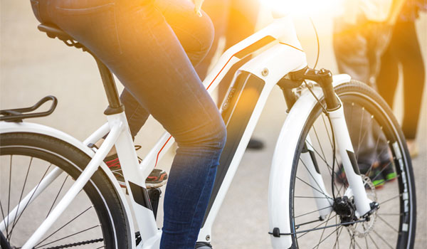 Eine Frau mit dem E-Bike unterwegs.