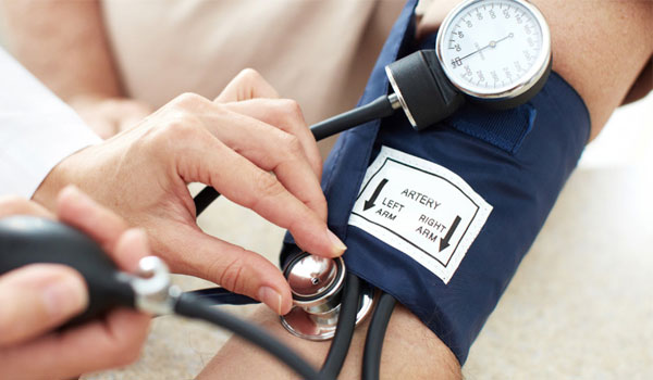 Senior wird Bluthochdruck gemessen.