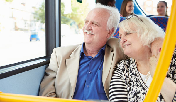 Seniorenpaar sitzen in einem öffentlichen Bus.