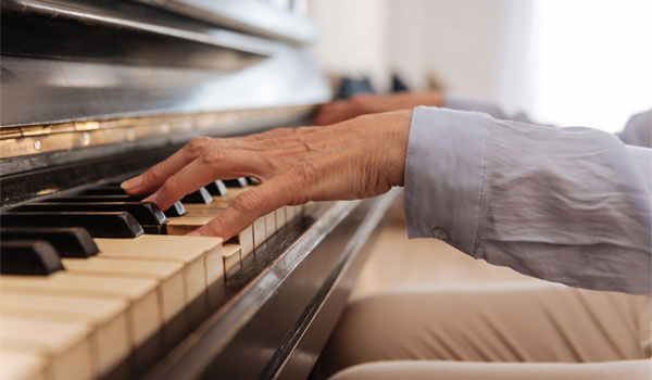 Seniorin spielt Klavier.